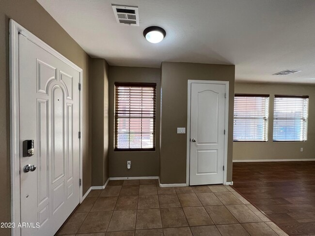 Building Photo - 2709 E Bart St