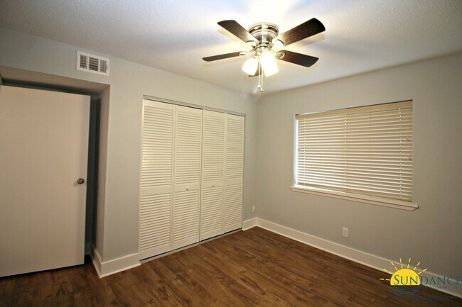 Building Photo - Lovely 2 Bedroom Waterfront Condo In Shalimar