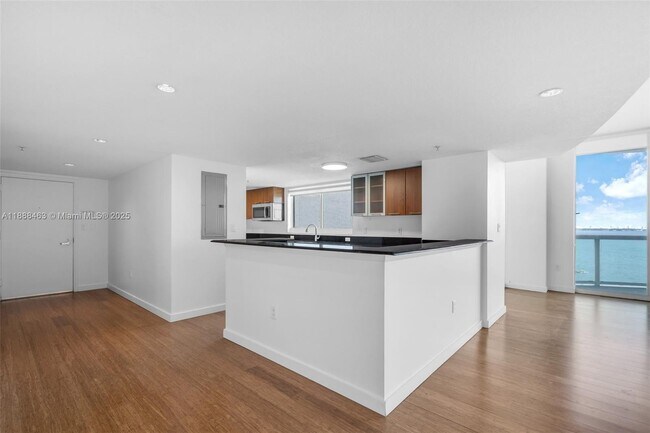 Building Photo - 1800 N Bayshore Dr