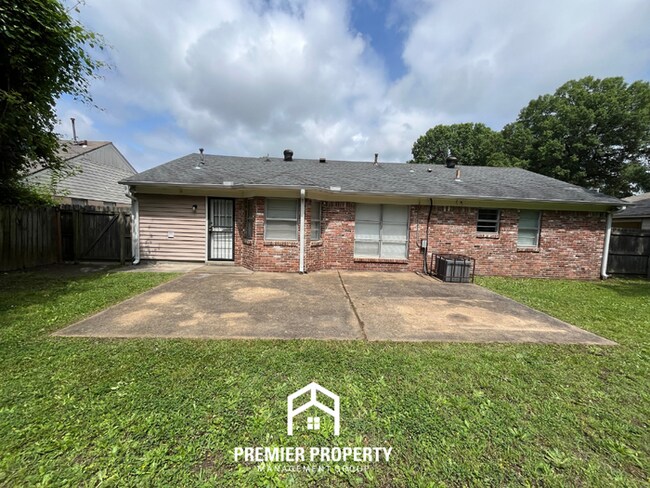 Building Photo - Charming 3BR/2BA in 38118 | Low-Maintenance Tile Floors, Bay Window & Patio