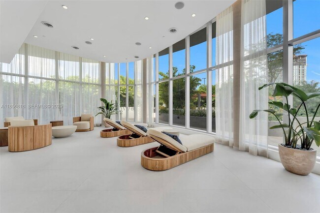 Building Photo - 700 NE 24th St