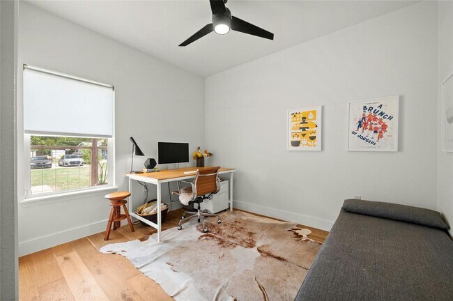 Building Photo - 602 Persimmon St