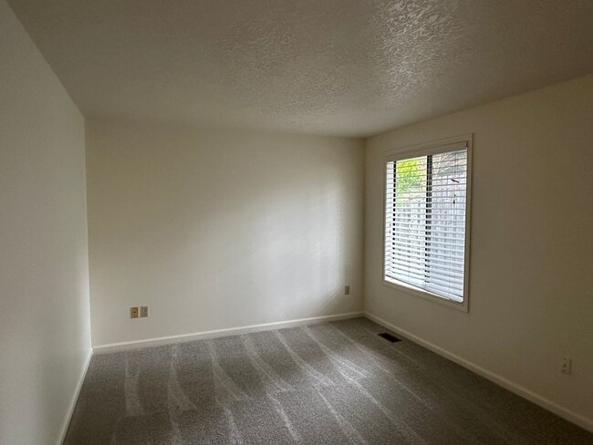 Building Photo - Serene 3 Bed, 2 Bath Gem!