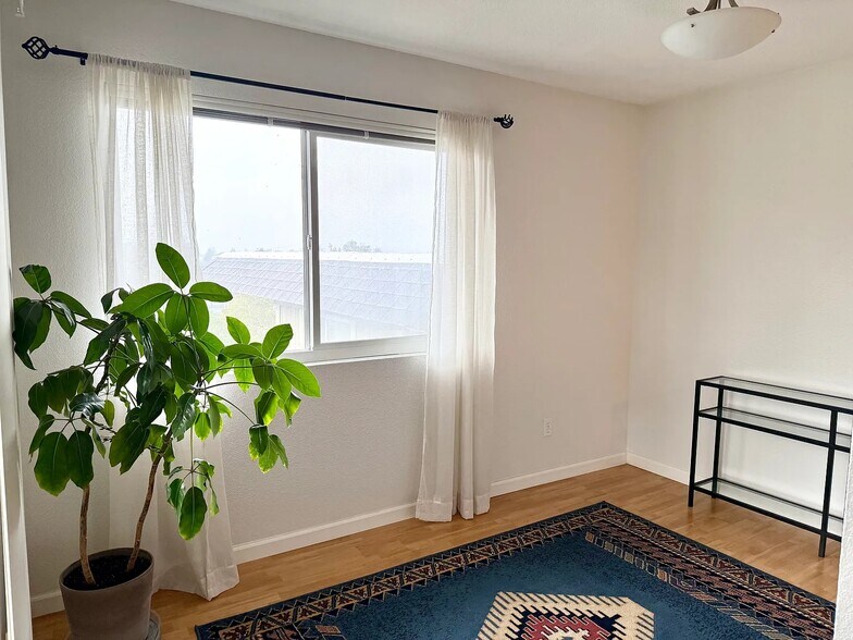 Building Photo - 142 Cherry St