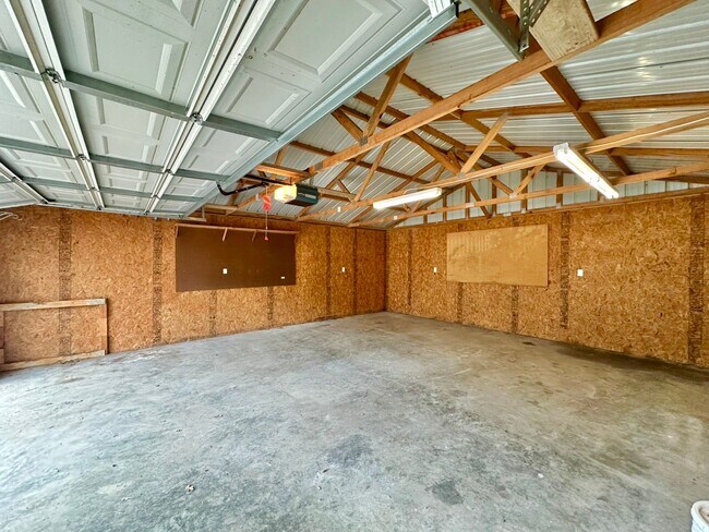 Building Photo - Available-Remodeled 3/2 with 4-Car Garage!