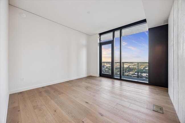 Building Photo - 610 Davis St