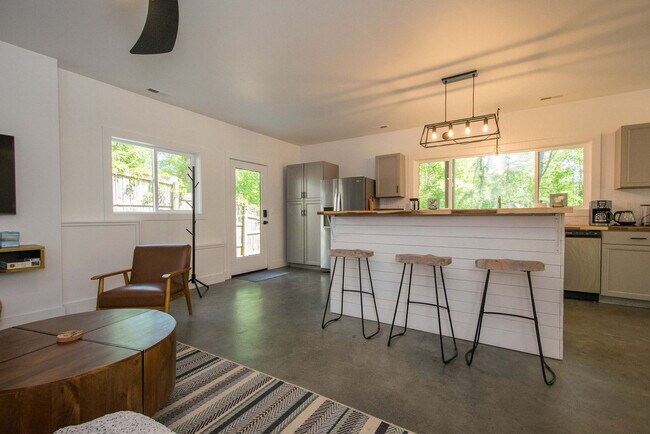 Building Photo - 1243 Pine Spring Dr