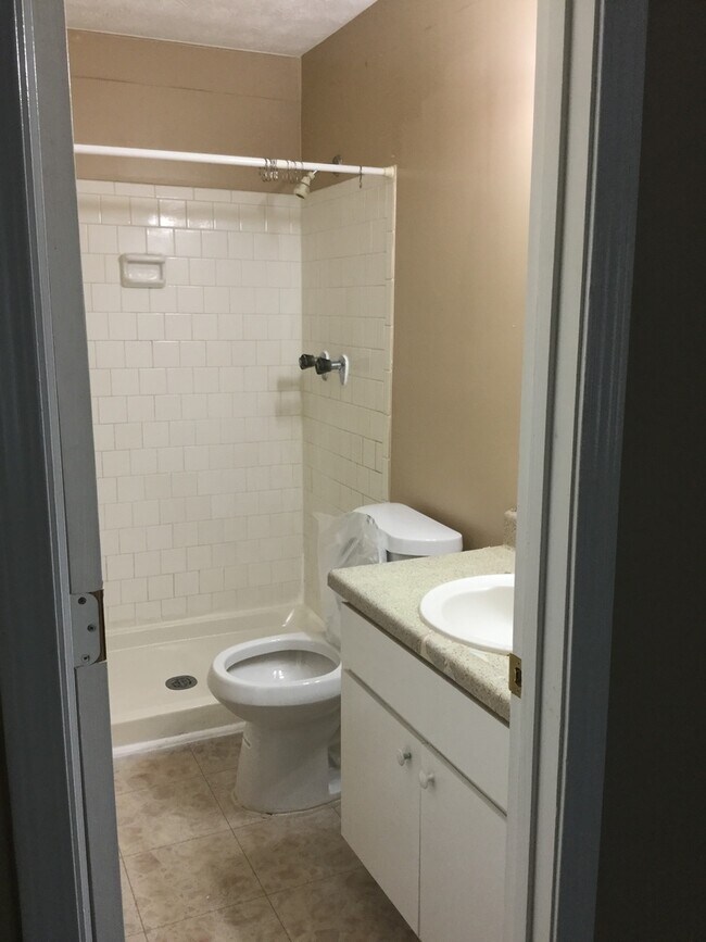 Building Photo - Great Condo Unit Available For Only $1,100...
