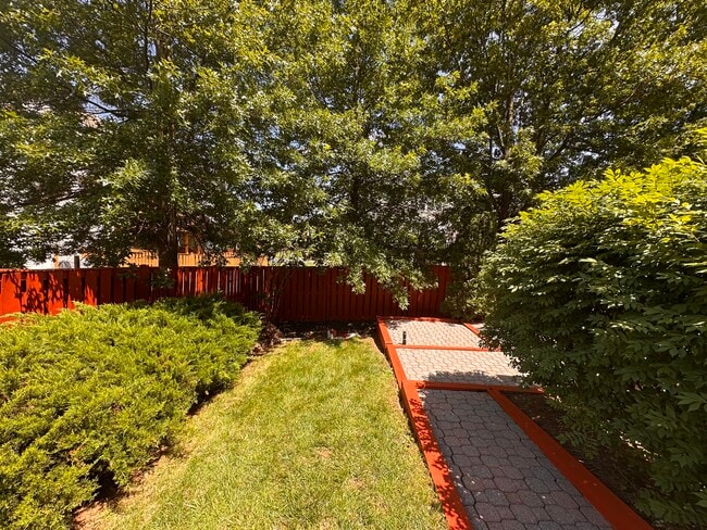 Building Photo - 22702 Lamoreaux Landing Square