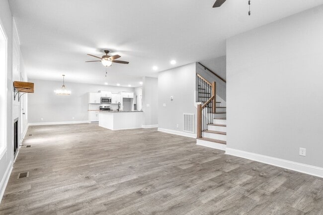 Building Photo - 4 Bedroom 3 Bath Pet Friendly Home For Rent Off Rossview Road!!