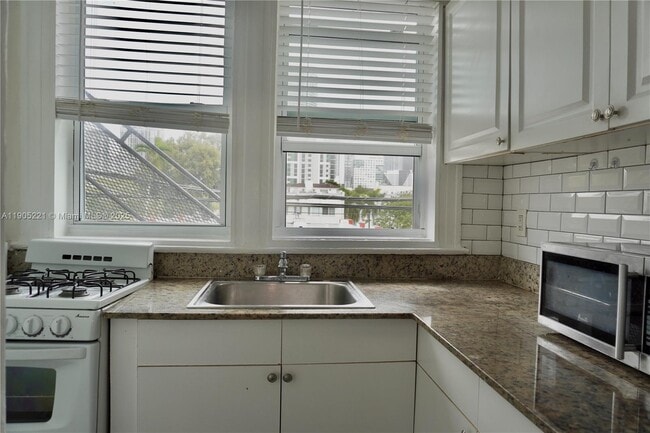 Building Photo - 501 SW 6th Ct