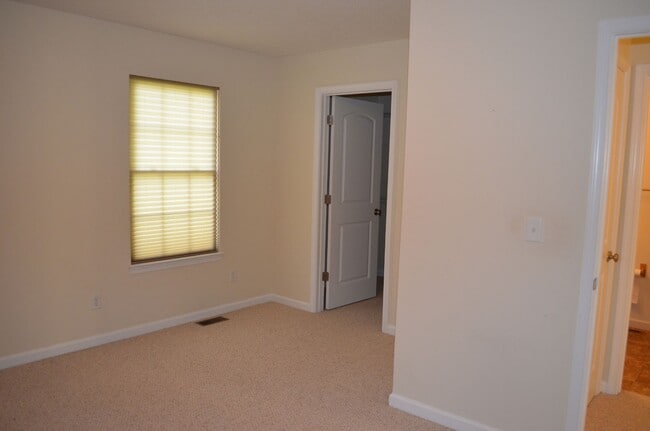 Building Photo - Charming Townhome in Prime Broadway Location – Steps from Parks & Outdoor Amenities!