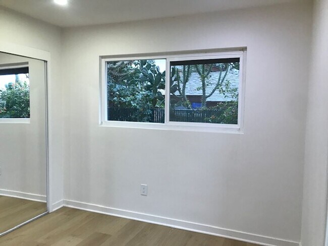 Building Photo - GLENOAKS