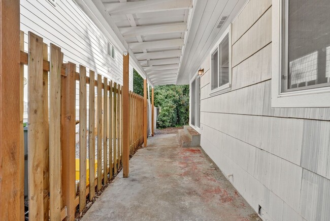Building Photo - 4 bedroom: Single Level SE Portland Home