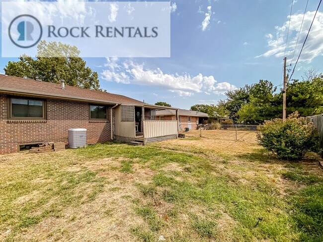 Building Photo - 903 E 24th Ave