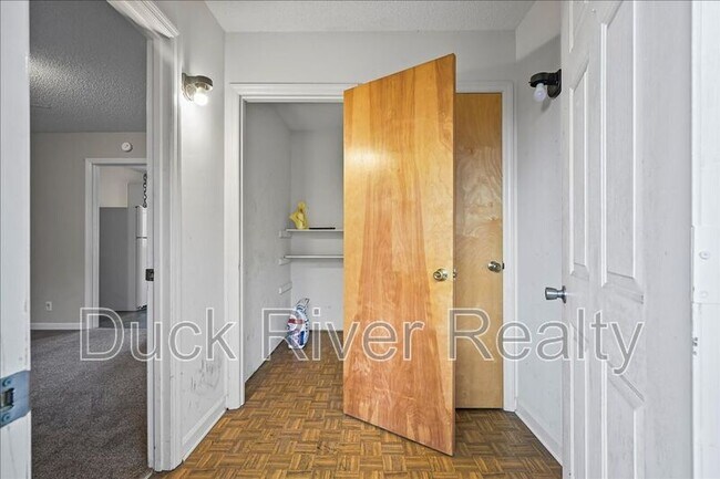 Building Photo - 525 Woods Dr