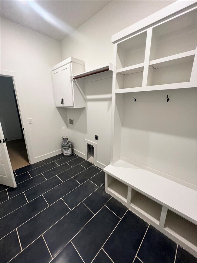 Building Photo - 6304 SW Luna Ln