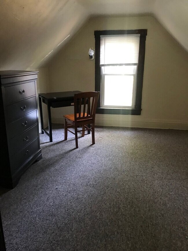 Building Photo - Spacious 5 bedroom house Centrally located to U of M Campus