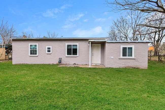 Building Photo - 1531 N Indianapolis Ave