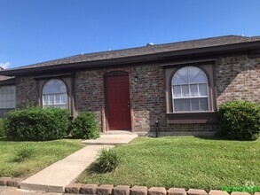 Building Photo - 3 BEDROOM 2 BATH PATIO HOME WITH 1140 SF