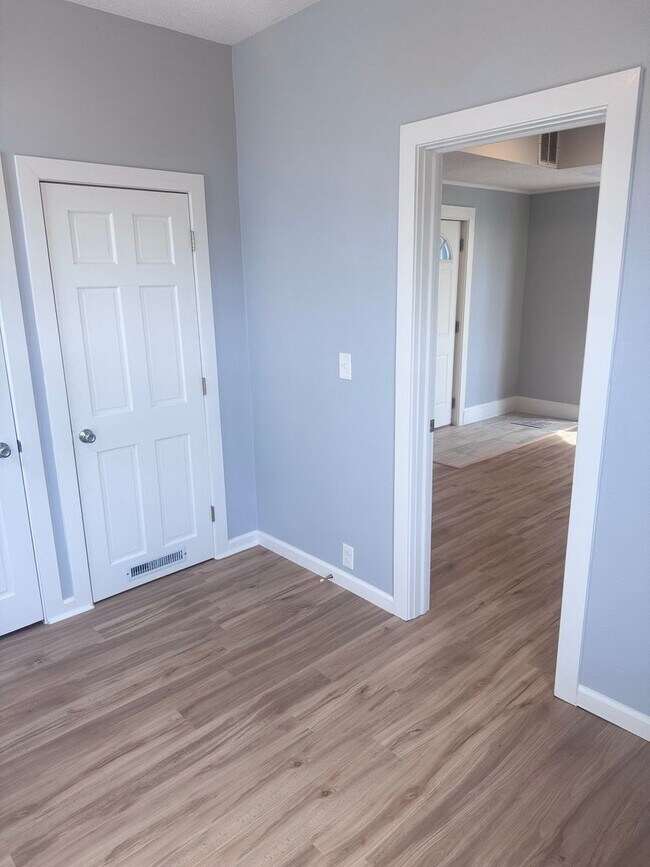 Building Photo - Remodeled 4 Bedroom 1 Bathroom Home
