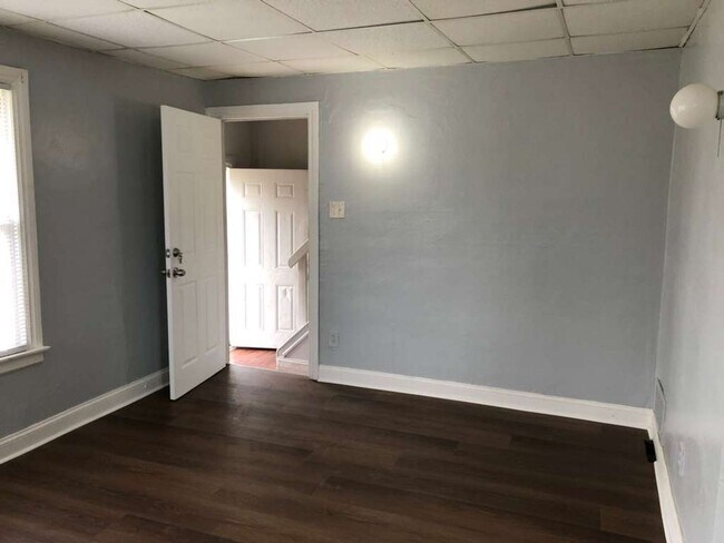 Building Photo - Charming Renovated 2-Bedroom Lower Unit – Section 8 Welcome
