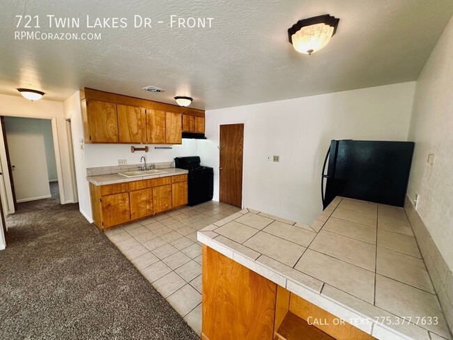 Building Photo - 721 Twin Lakes Dr