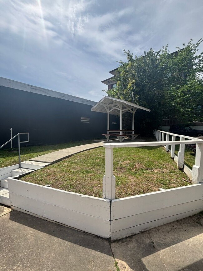 Building Photo - Super cool Apartment in Historic Home Near...