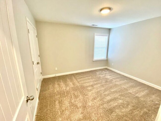 Building Photo - Move In Special! Move in by May 15, 2023 f...