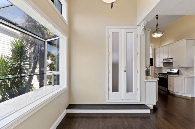 Building Photo - 2 Bed, 2 Bath Victorian Style Condo with M...