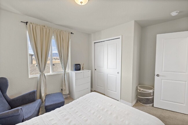 Building Photo - Spacious 3 Bed in Ventana – Open Layout, Fenced Backyard, Community Pool & Gym