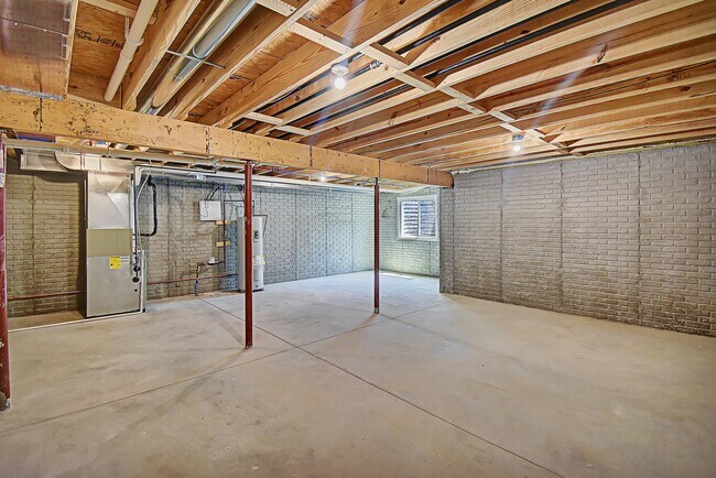 Building Photo - 1210 Heather Dr