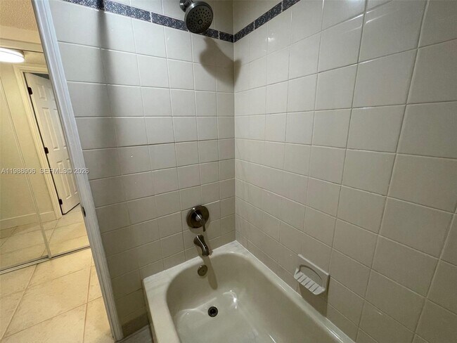 Building Photo - 9441 Live Oak Pl