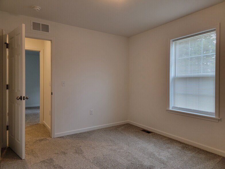 Building Photo - 144 Robert Cir