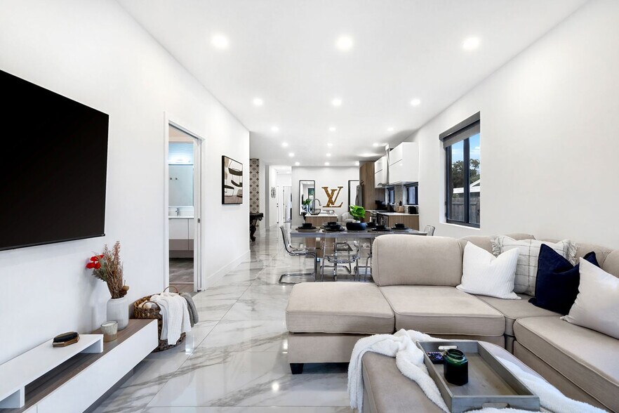 Building Photo - 826 SW 14th Ct