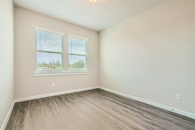 Building Photo - 365 N Centro Cir
