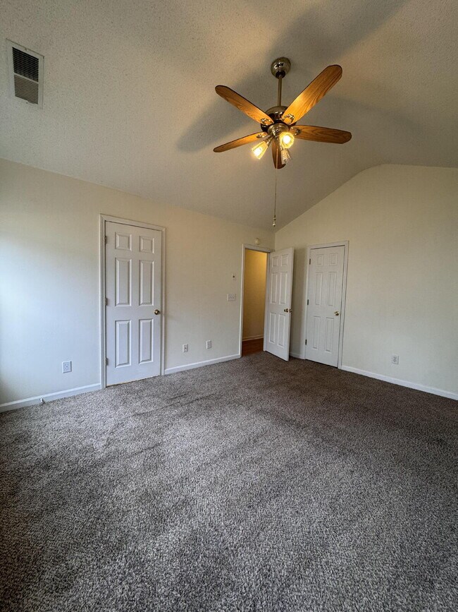 Building Photo - Spacious 3BR Home with Large Fenced Yard – Prime Simpsonville Location!