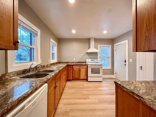 Building Photo - 297 W Larch Ave