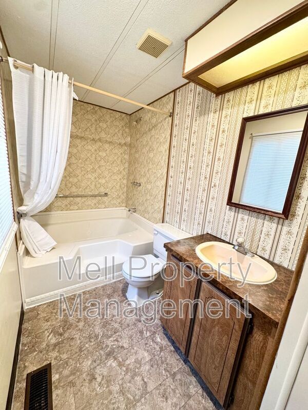 Building Photo - 2050 E Timberlake Dr W