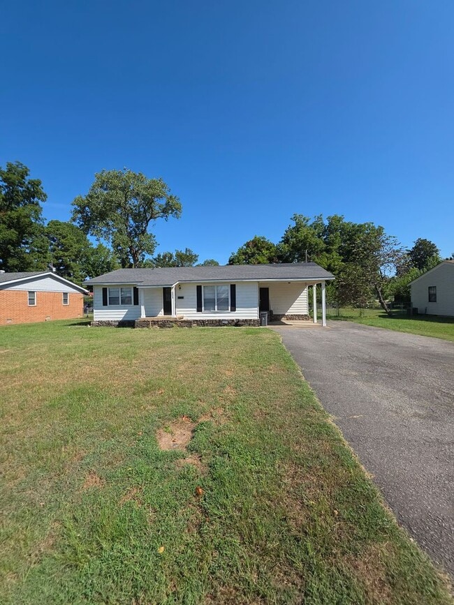 Primary Photo - 504 Rock St