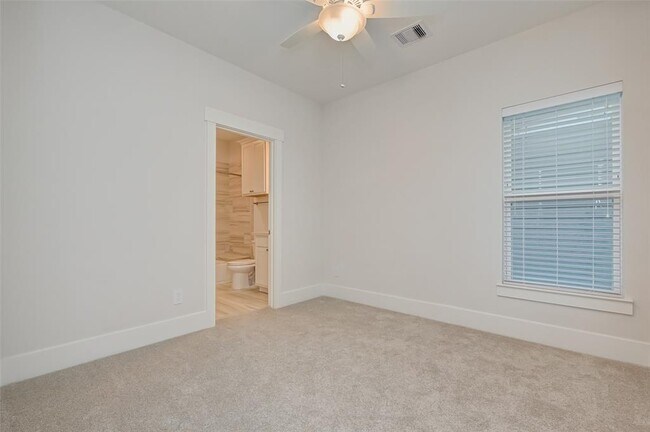Building Photo - 10 Thorpe Ln