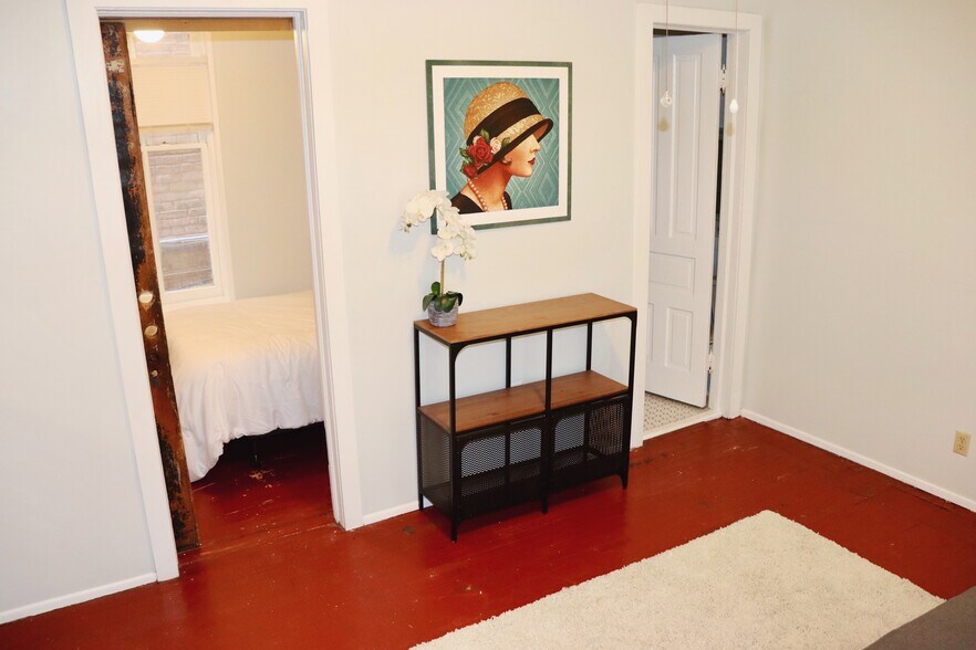 Building Photo - 822 N Wood St