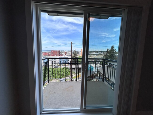 Building Photo - 1 Bed, 1 Bath Condo with Bellingham Bay View and parking garage