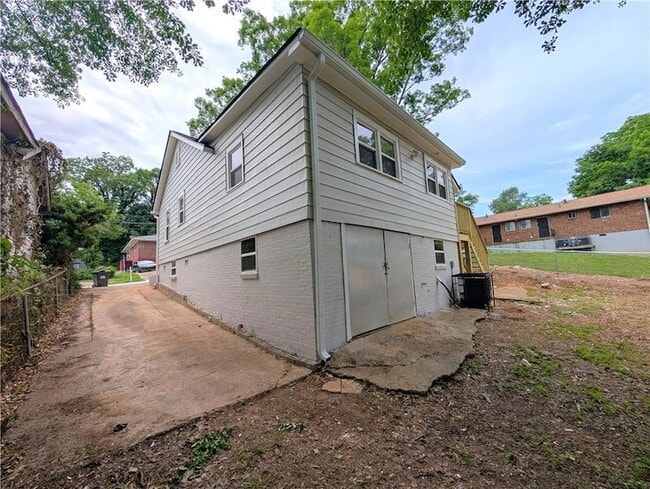Building Photo - 1377 Pine Ave