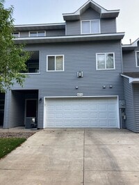 Building Photo - Stunning Woodbury Townhome -- NEW CARPET A...