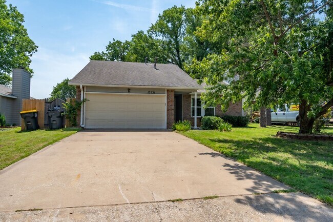 Building Photo - Gorgeous Bixby Home!