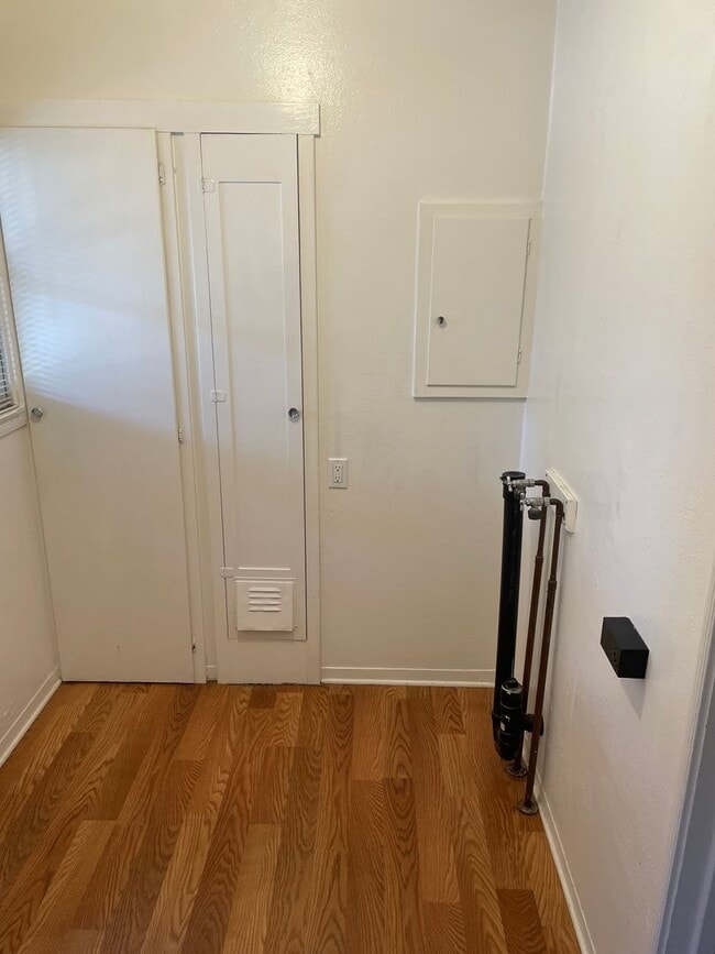 Building Photo - Two Bedroom 1 Bath in East Sacramento