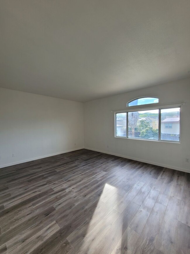 Building Photo - Spacious Pittsburg Gem: 4 Beds, 3-Car Gara...