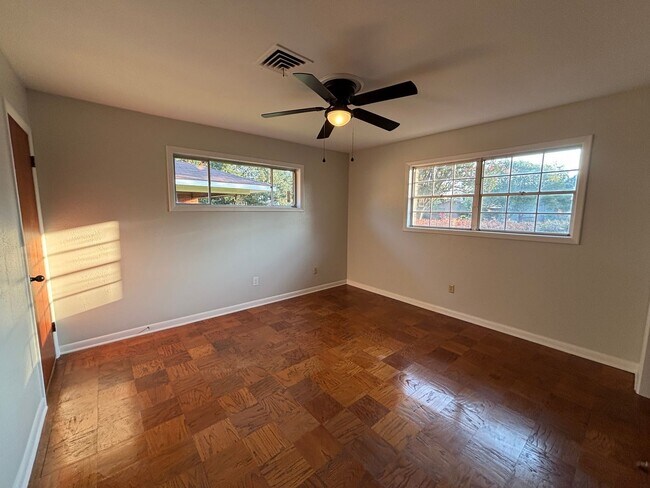 Building Photo - COZY HOME IN SHREVE ISLAND