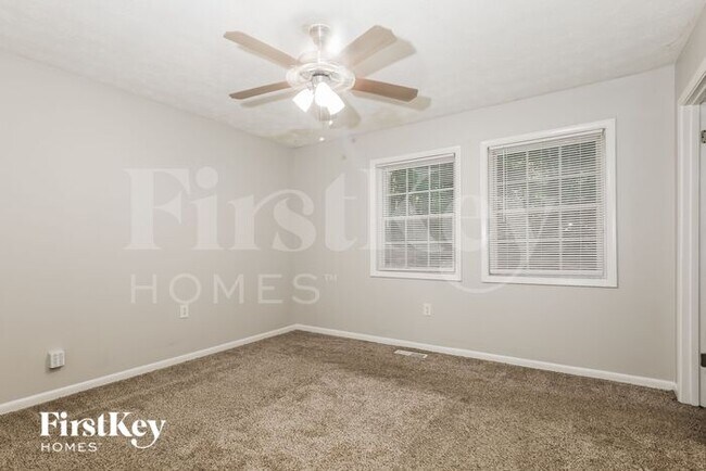 Building Photo - 252 N Lake Dr